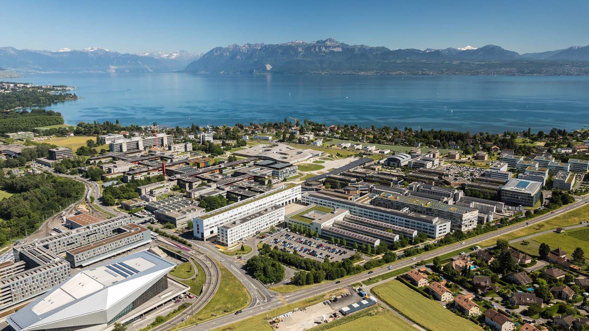 Campus EPFL-UNIL entre le lac Léman et les Alpes