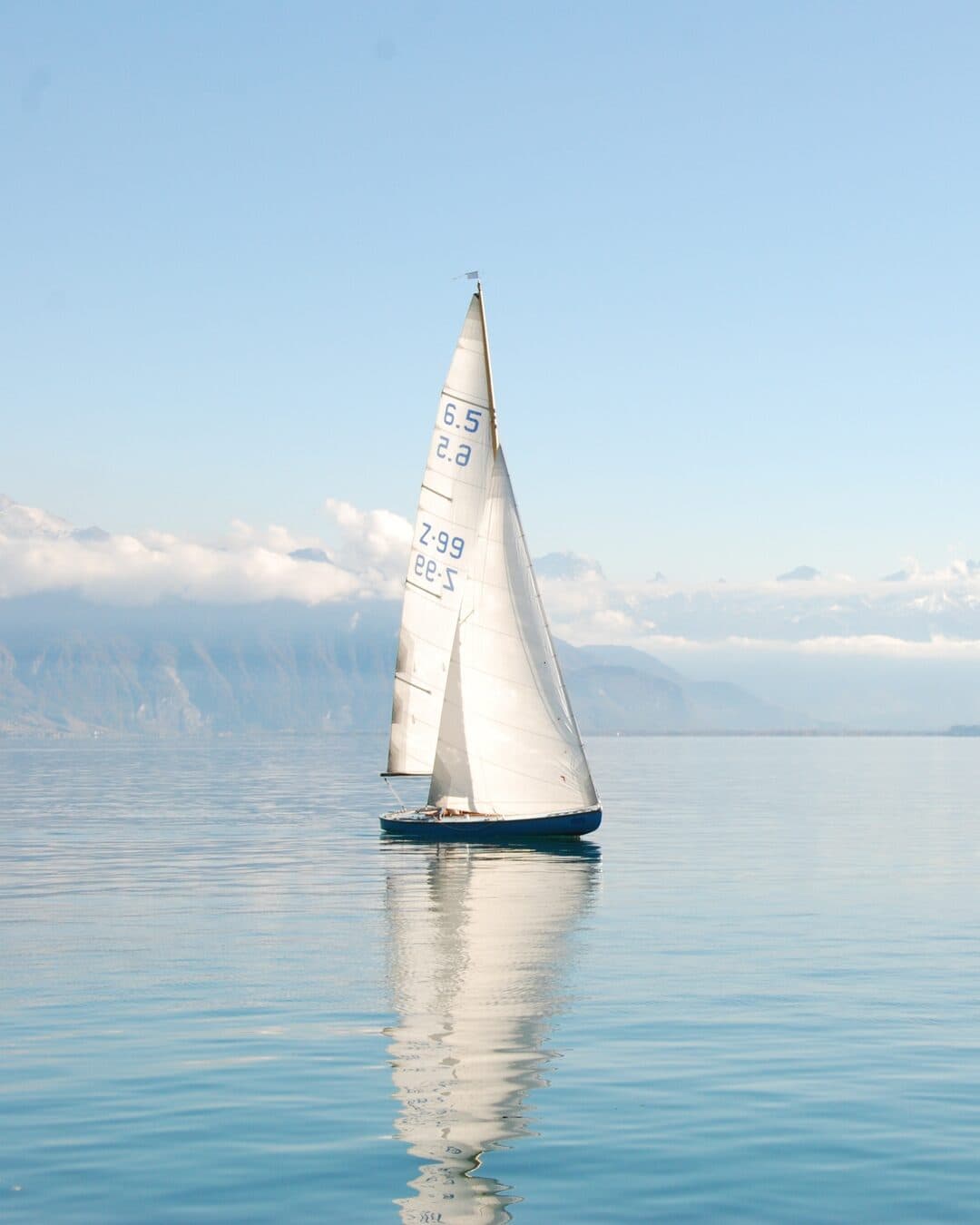 Voilier sur le lac Léman face aux Alpes vaudoises