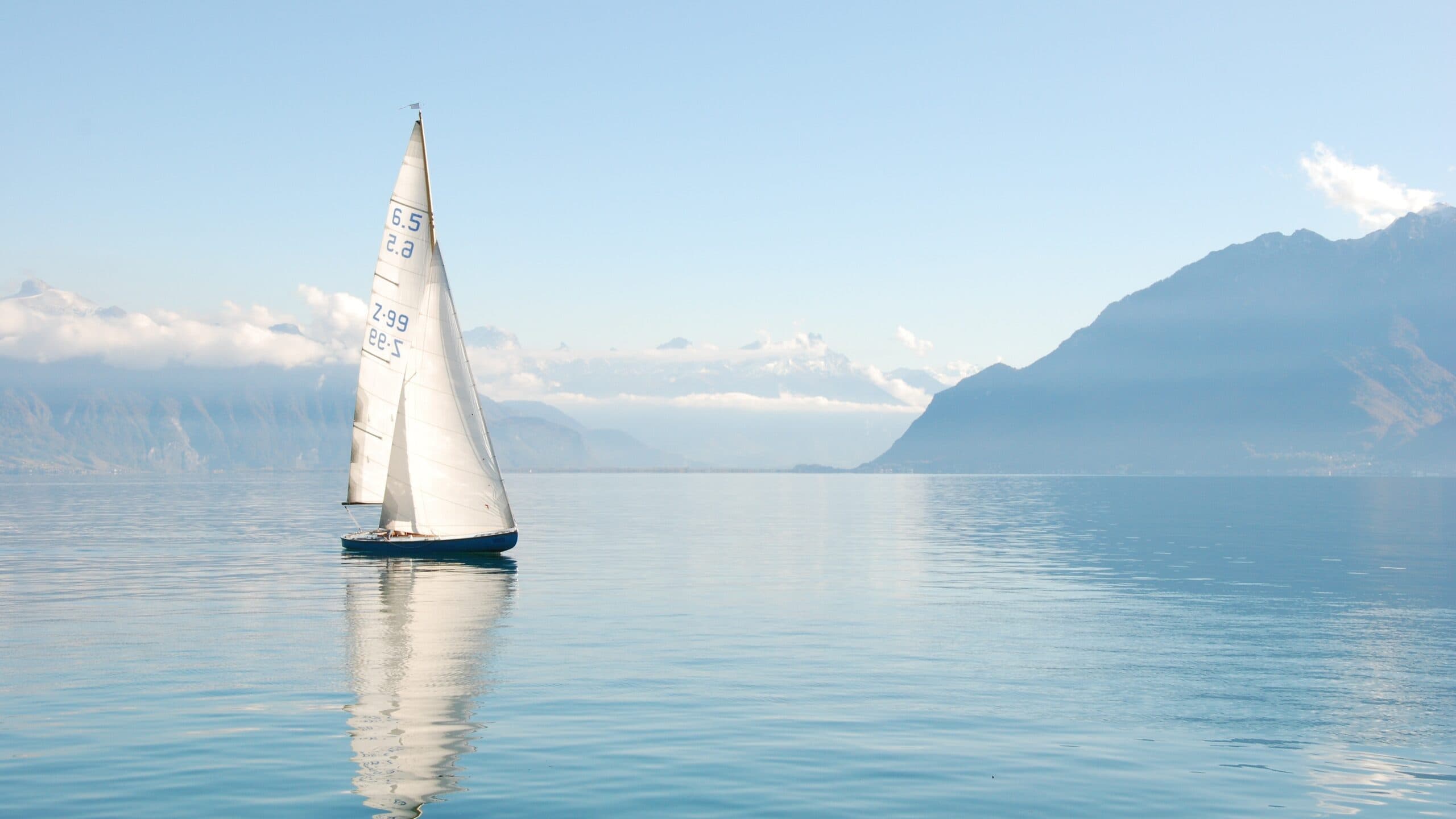 Voilier sur le lac Léman face aux Alpes vaudoises