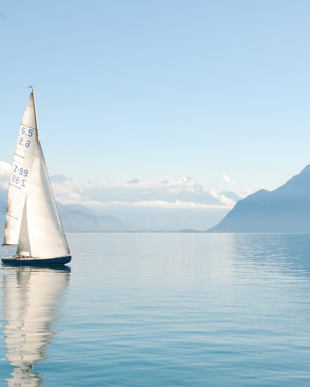 Voilier sur le lac Léman au coucher du soleil