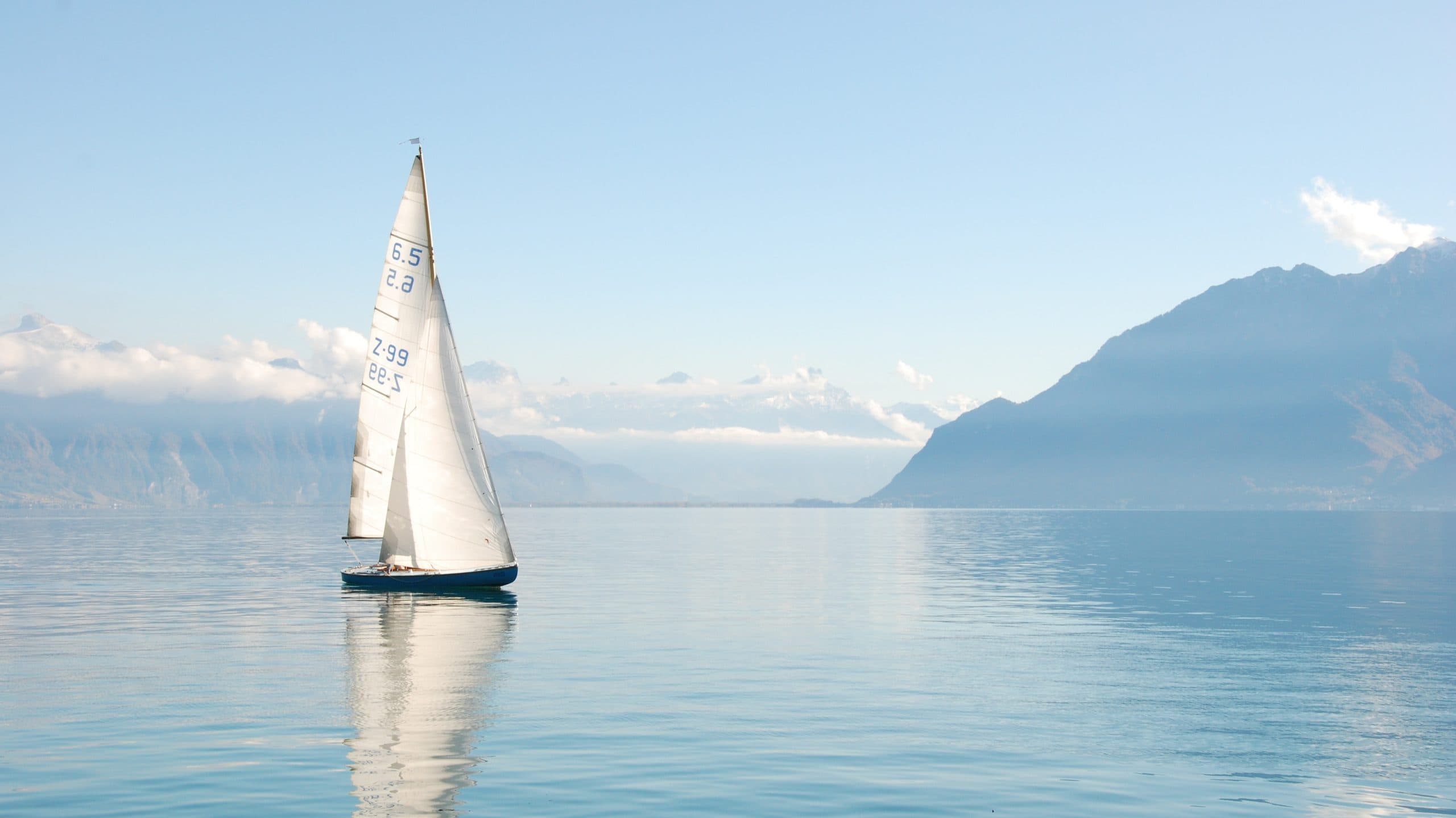 Voilier sur le lac Léman au coucher du soleil